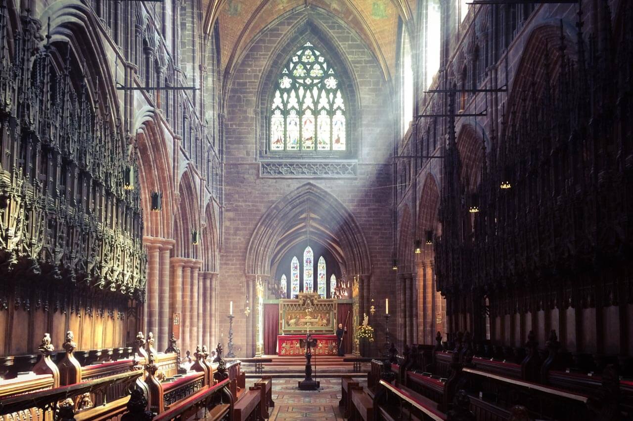Chester Cathedral Innenraum mit Lichtstrahlen Grammatik und Wortschatz im Kontext entdecken