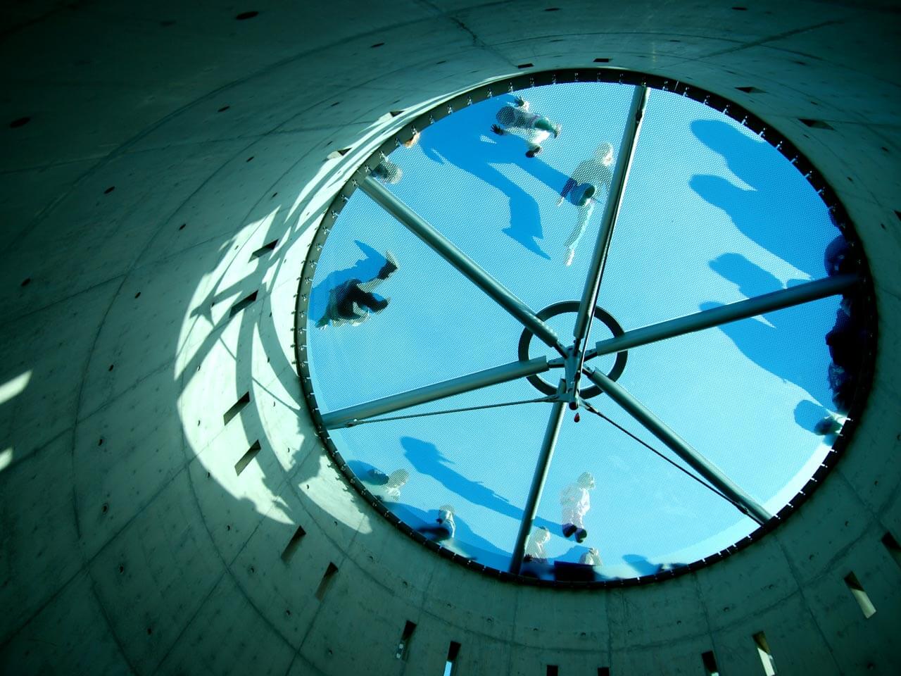 Blick von unten auf Menschen auf Glasfläche im Einkaufszentrum Liverpool One Hörverstehen und Redewendungen trainieren