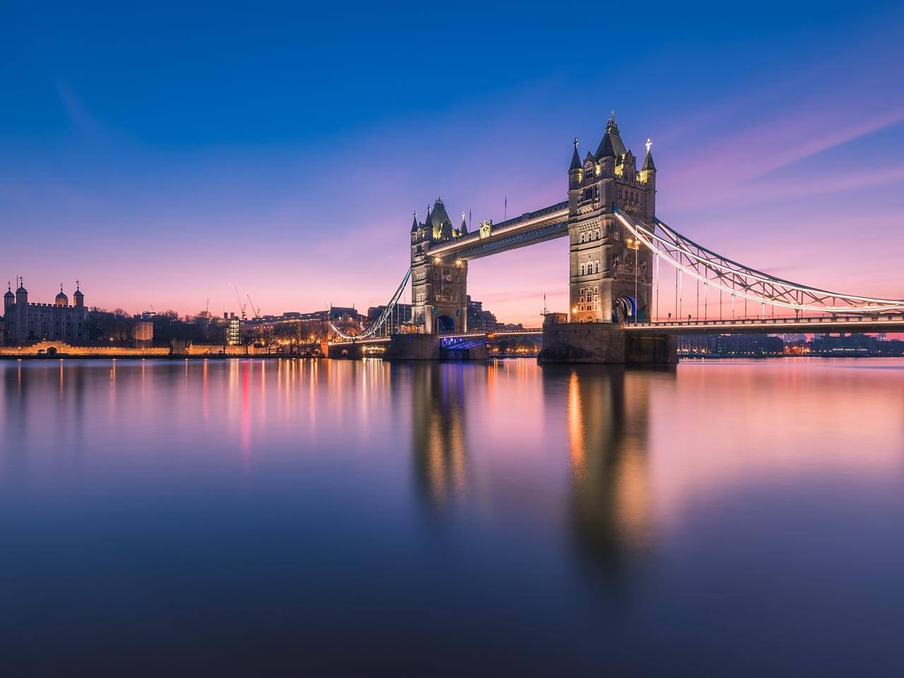 Tower Bridge bei Sonnenuntergang mit Spiegelung in der Themse Bildbeschreibung und Zeitformen im Englischkurs anwenden