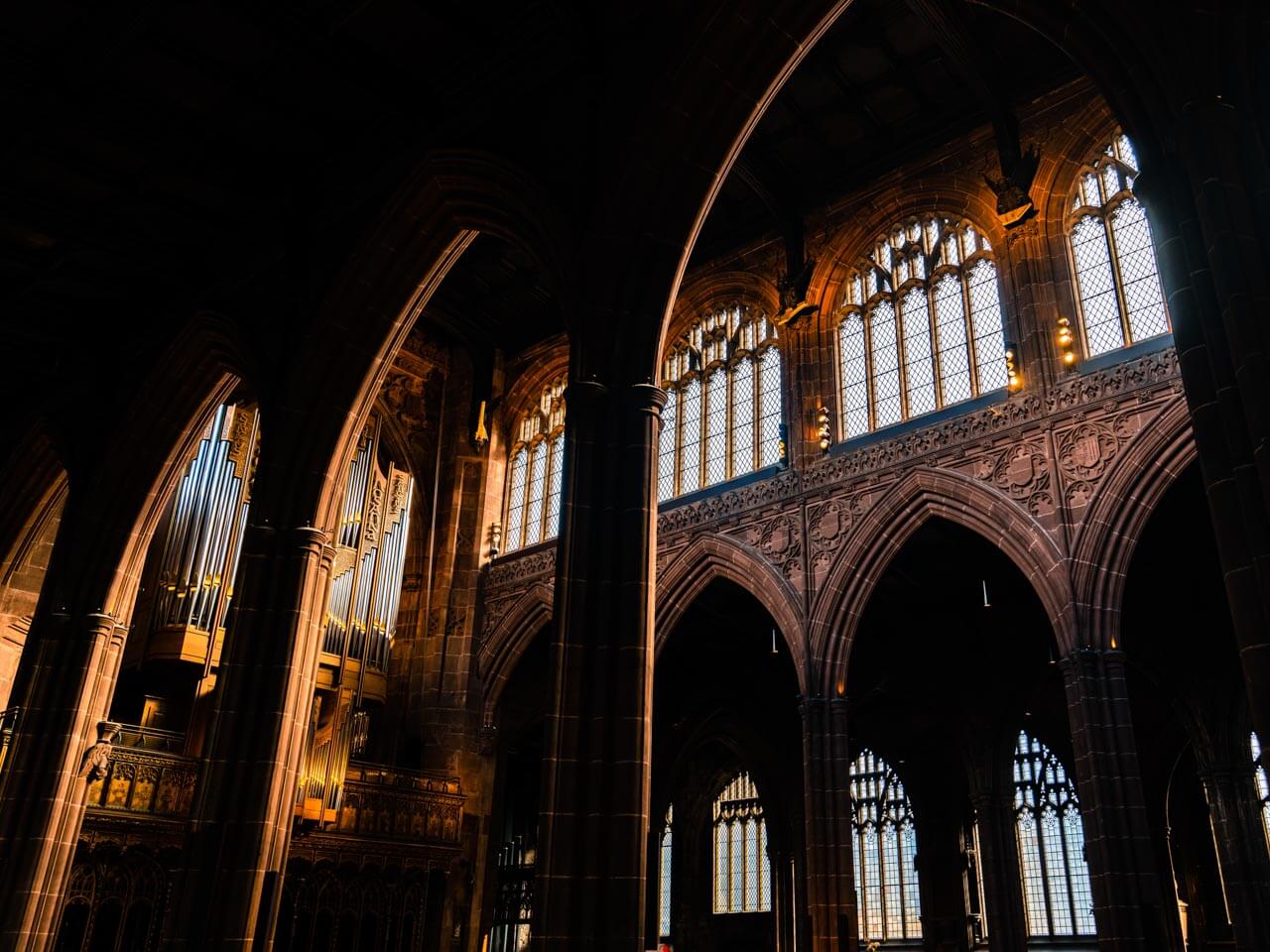 Innenraum der Manchester Cathedral mit gotischen Bögen und Orgel im warmen Licht Hörverstehen und Kulturwortschatz vertiefen während der Sprachreise