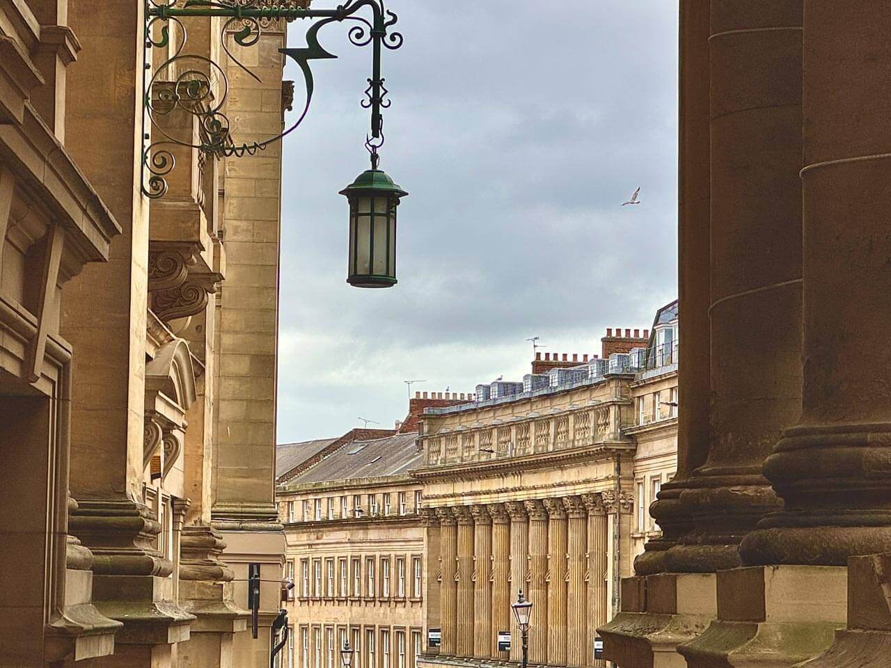 Historische Architektur in Newcastle mit dekorativer Straßenlaterne und Säulen Vokabeln anwenden während der Sprachreise