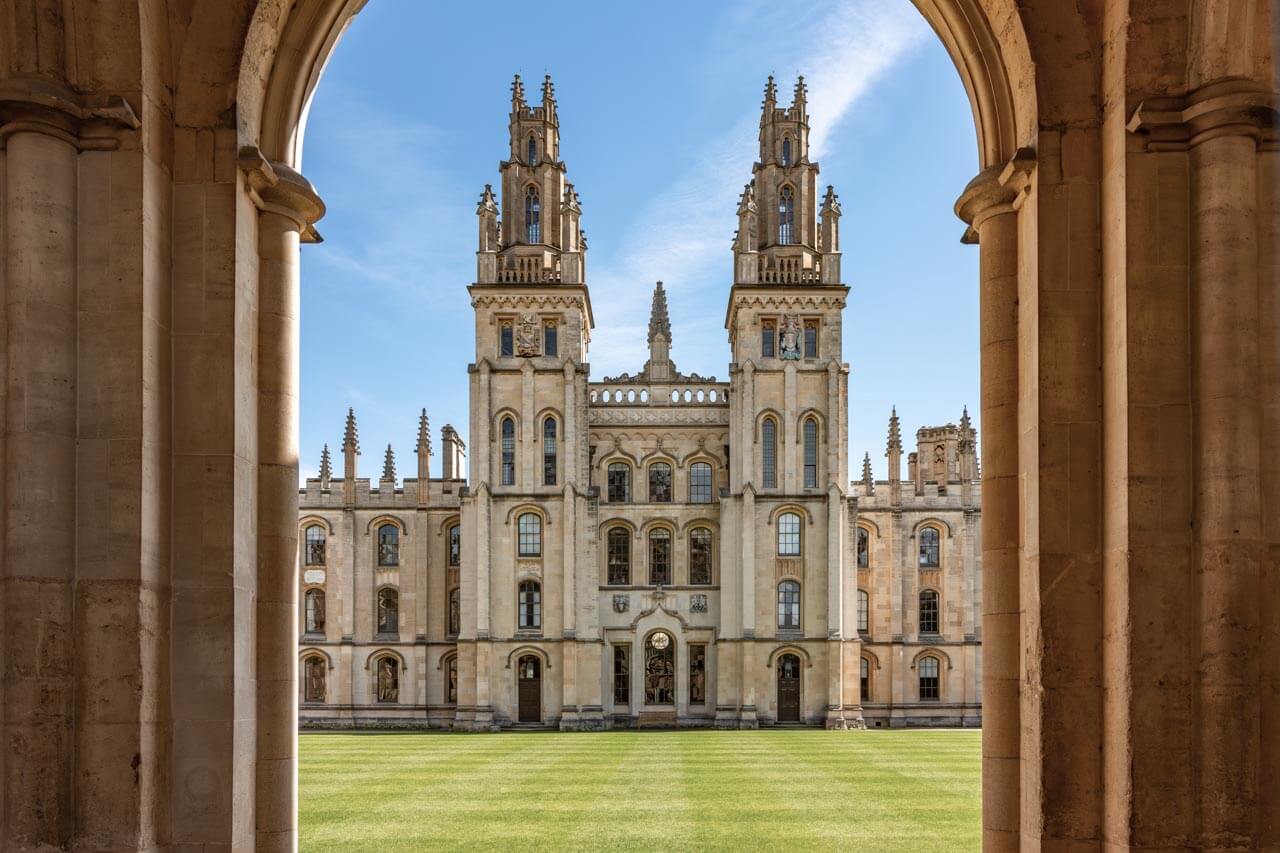 All Souls College in Oxford, vom Torbogen gerahmt Architekturvokabular erweitern im Englischkurs