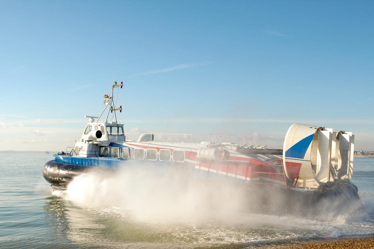 Hovercraft-Fähre zur Isle of Wight am Strand Hörverstehen mit Reiseansagen üben