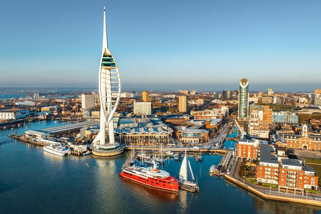 Spinnaker Tower und Hafen von Portsmouth aus der Luft Small Talk über Sehenswürdigkeiten trainieren
