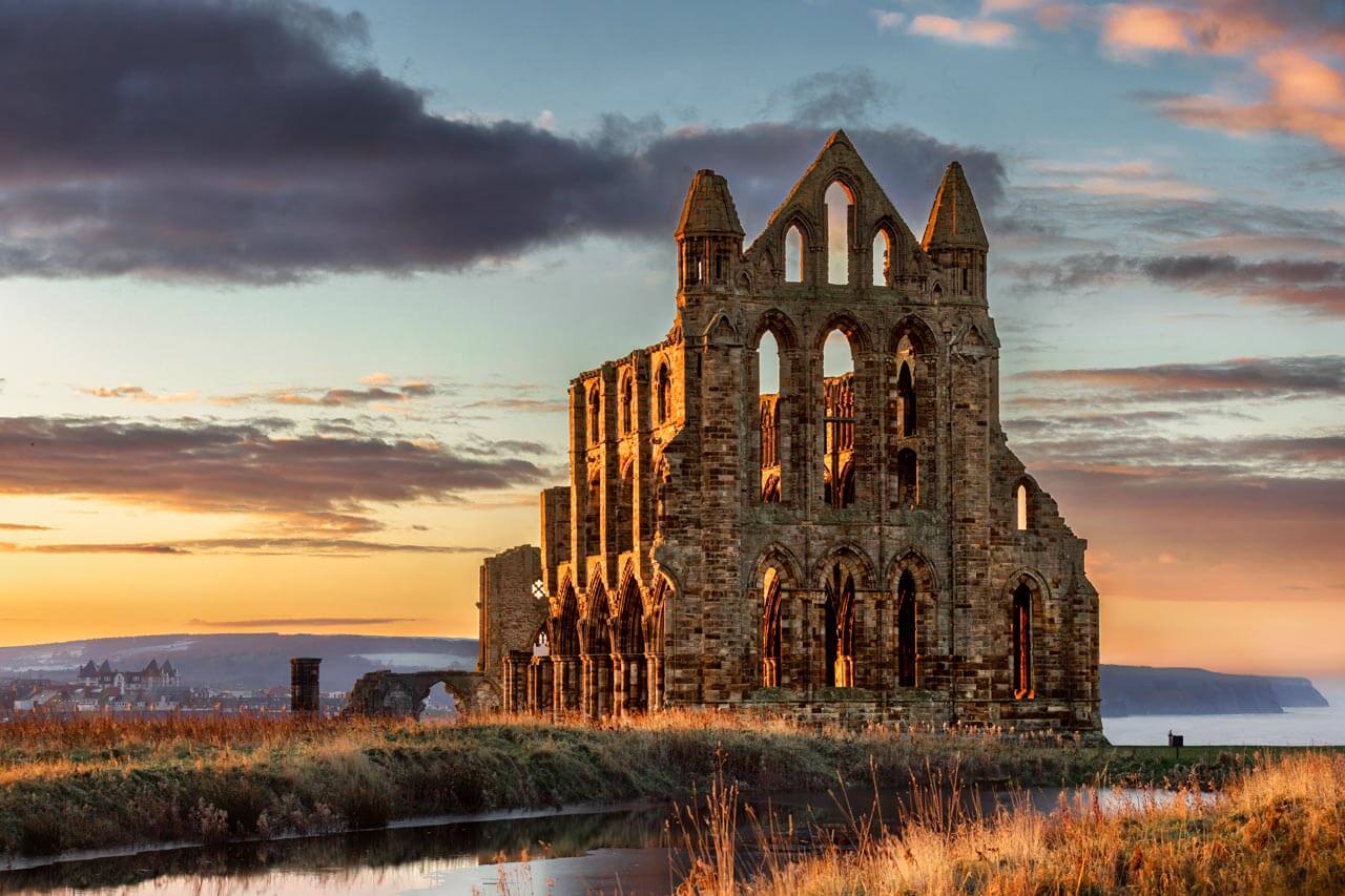 Whitby Abbey im warmen Abendlicht auf den Klippen Kulturvokabular erweitern während der Sprachreise