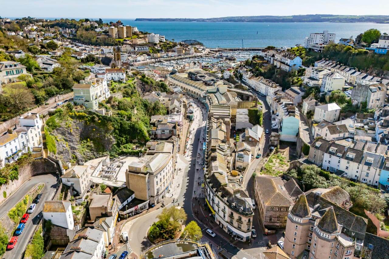 Luftaufnahme von Torquay mit High Street, Hafen und Meer Vokabeln anwenden während der Sprachreise