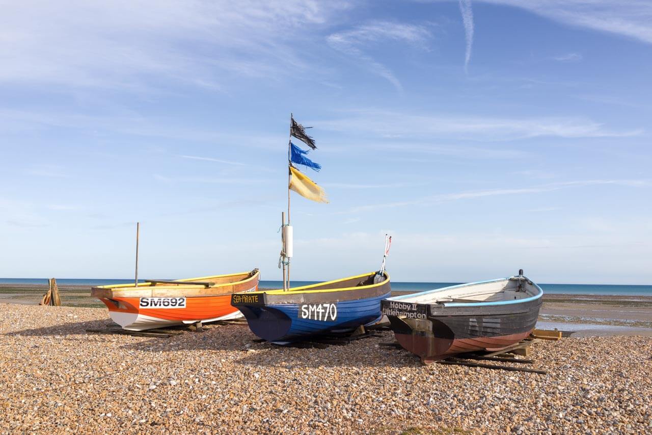 Fischerboote am Strand von Worthing Wortschatz Küste anwenden während der Sprachreise