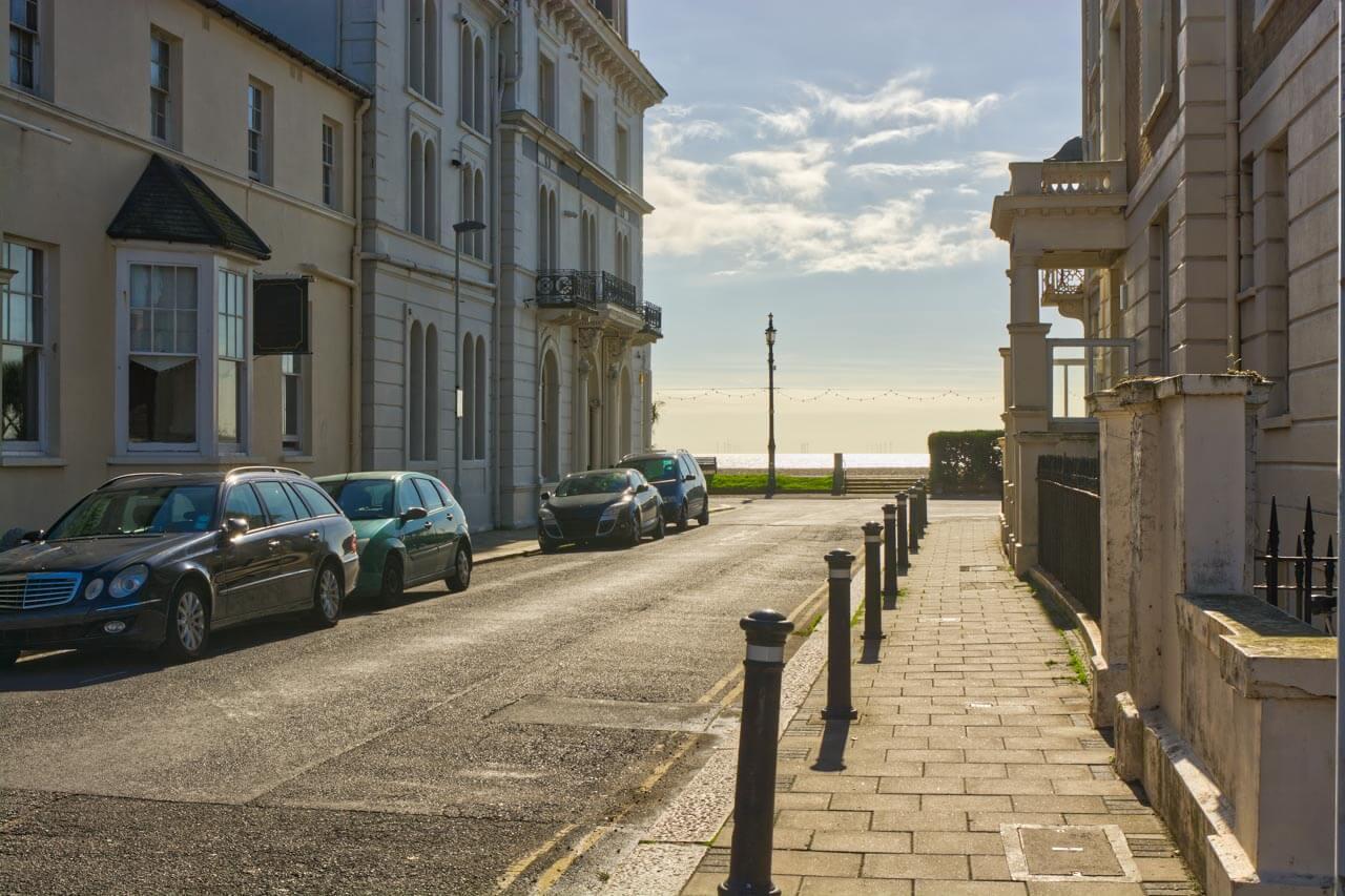 Seitenstraße mit Blick auf die Küste in Worthing Wegbeschreibung und Small Talk üben nach dem Sprachkurs