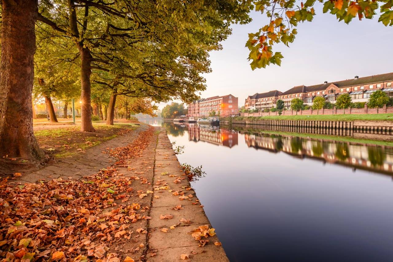 Uferweg am Fluss Ouse in York im goldenen Herbst Vokabeln zu Natur und Jahreszeiten üben