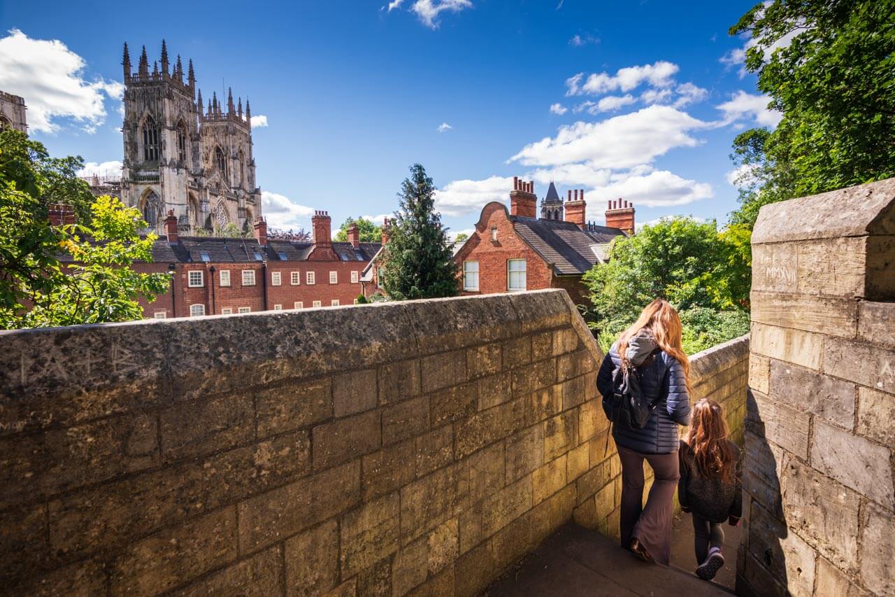 Stadtmauer von York mit Blick auf den York Minster Small Talk und Hörverstehen trainieren auf der Stadtführung