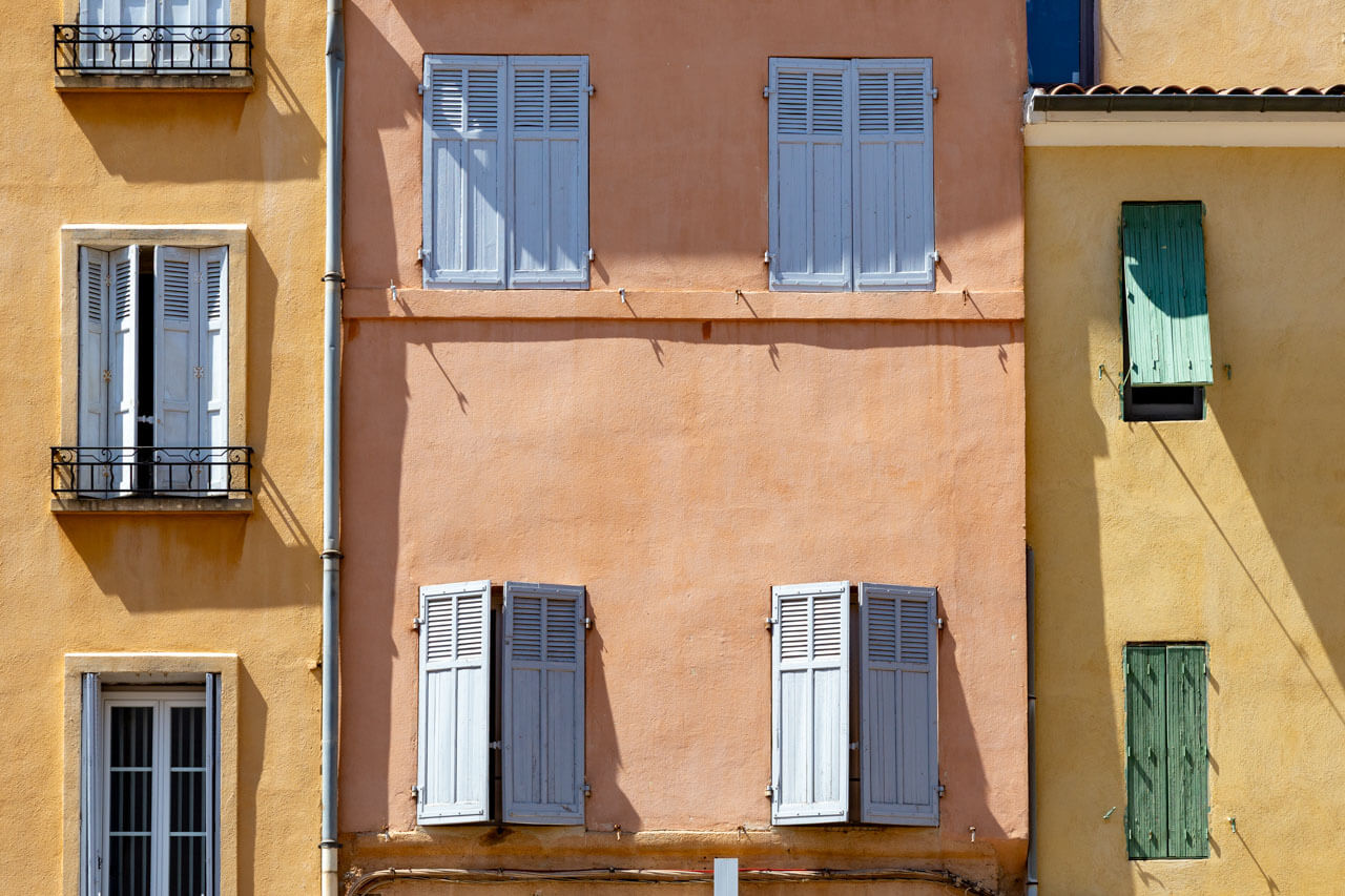 Bunte Fassaden mit Fensterläden Aix en Provence Sprachreise Französischkurs Vokabeln üben