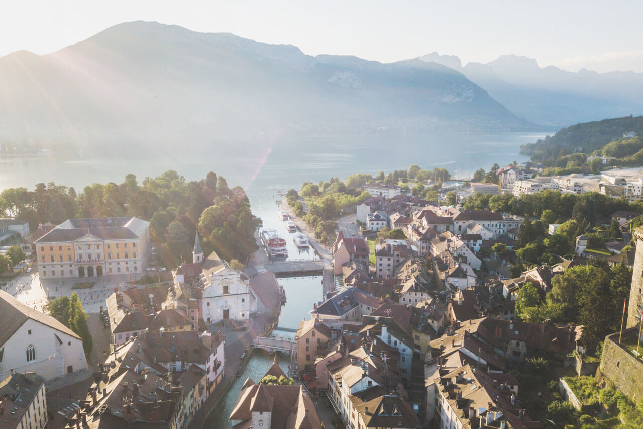 Annecy Stadtblick gegen die Sonne Sprachkurs Französisch Hörverstehen üben in Naturkulisse