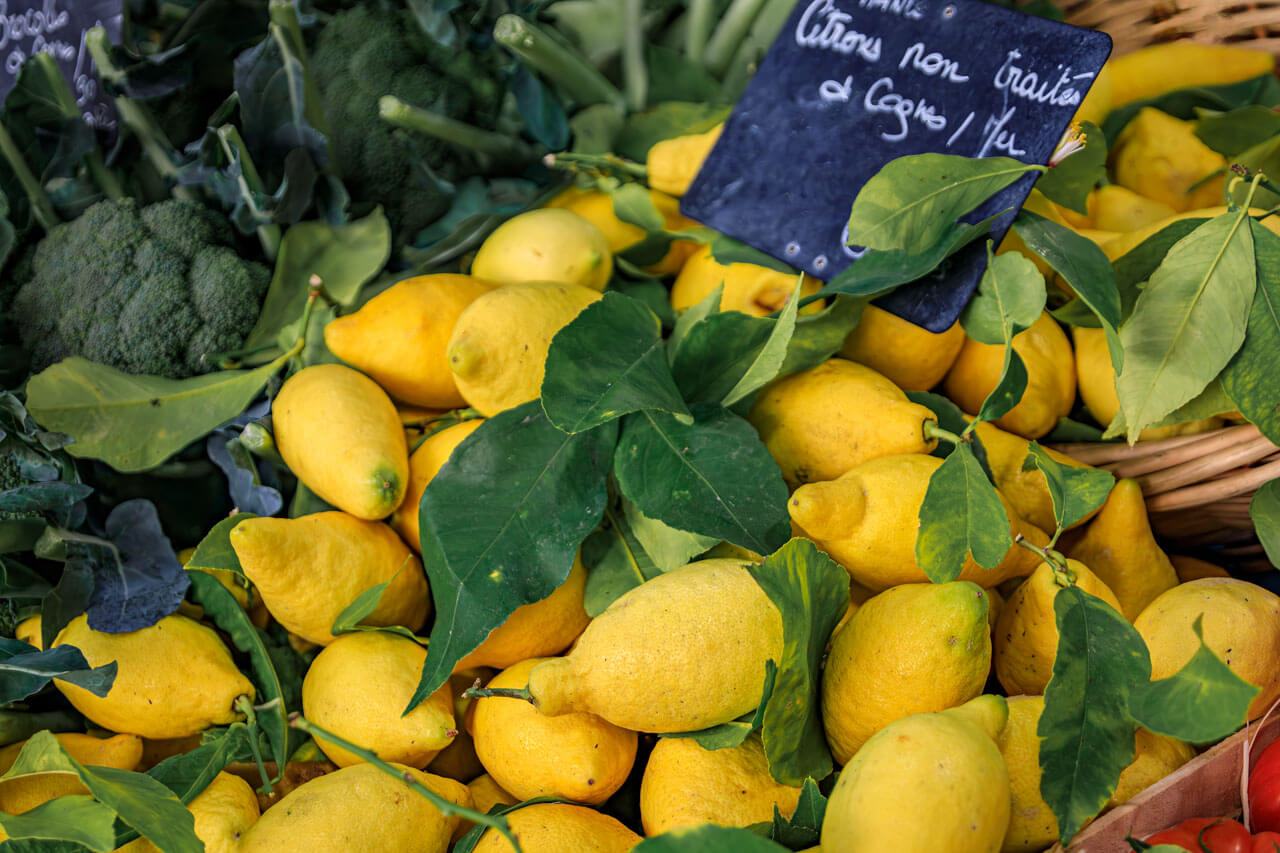 Zitronenstand auf Markt in Antibes Sprachkurs Französisch Alltagssprache trainieren beim Einkaufen
