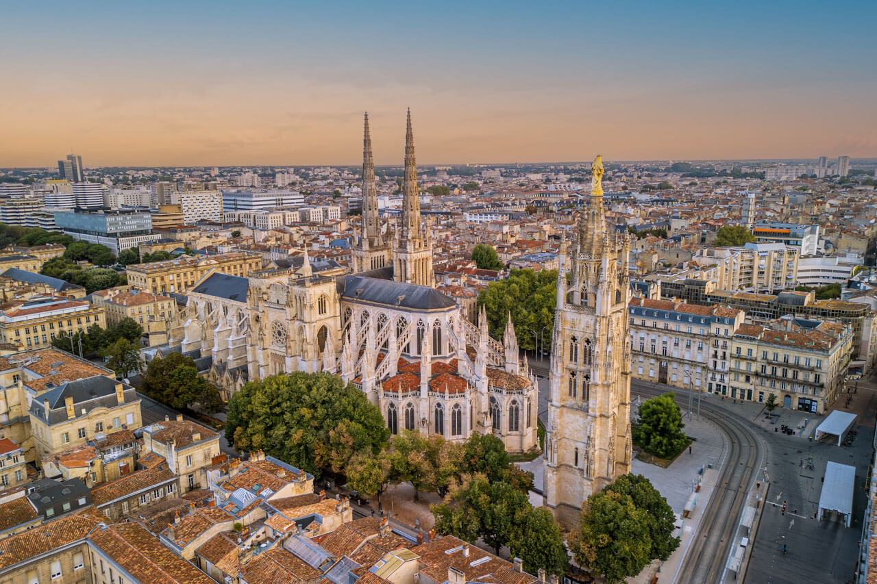 Luftaufnahme der Kathedrale mit Türmen Französisch lernen im Ausland
