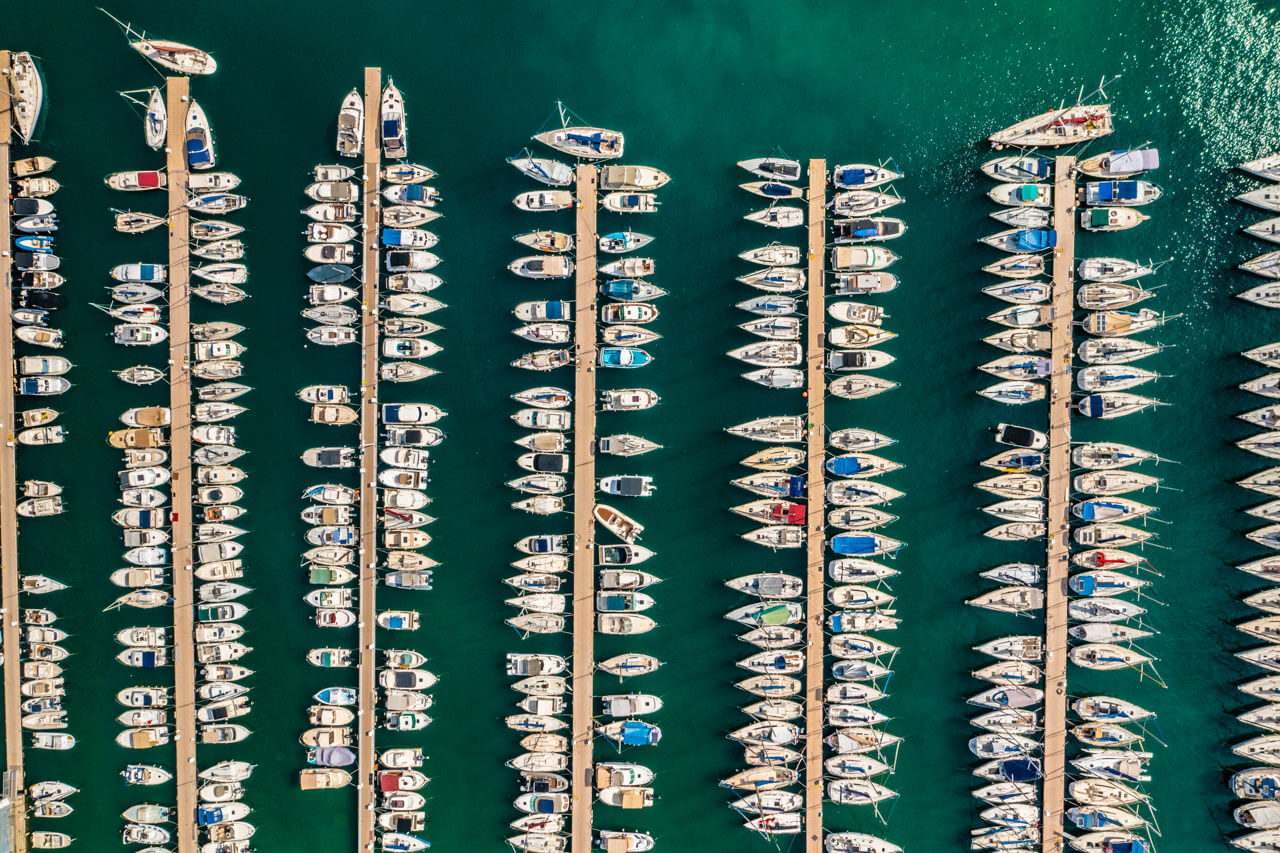 Luftaufnahme von dicht aneinandergereihten Booten Vokabeln im Alltag anwenden