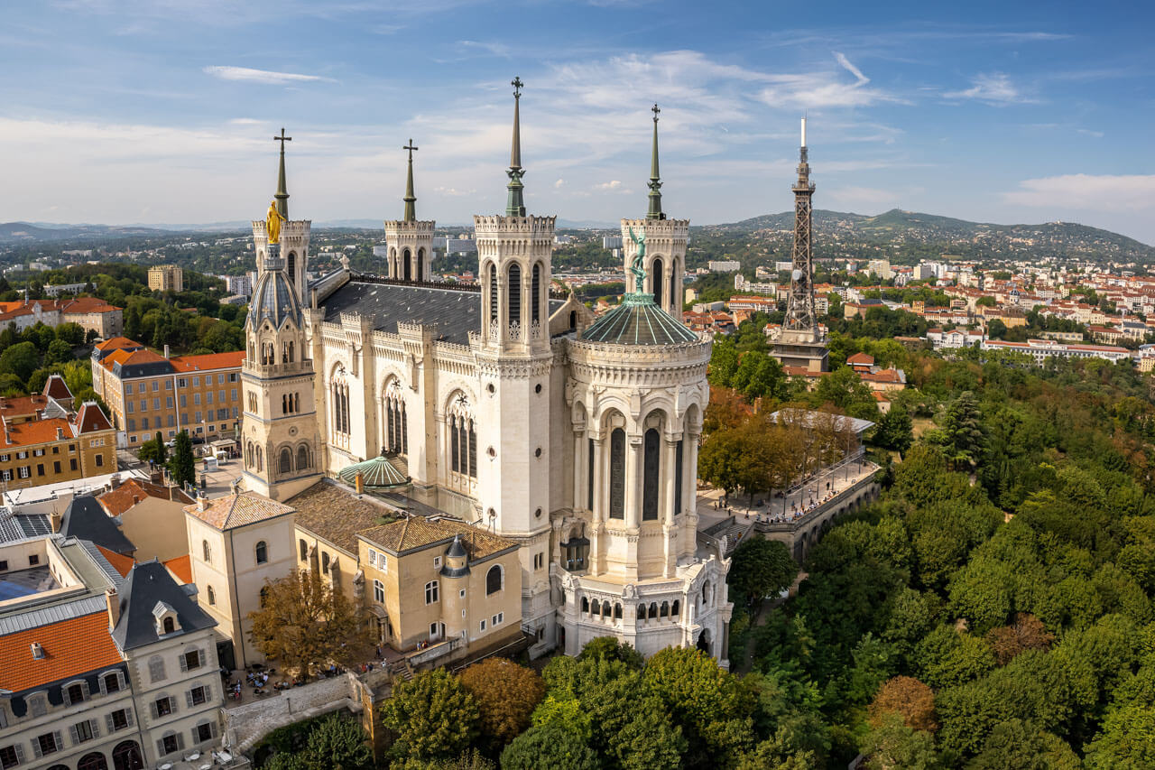 Basilika Notre Dame de Fourvière über der Stadt Vokabeln im Alltag anwenden