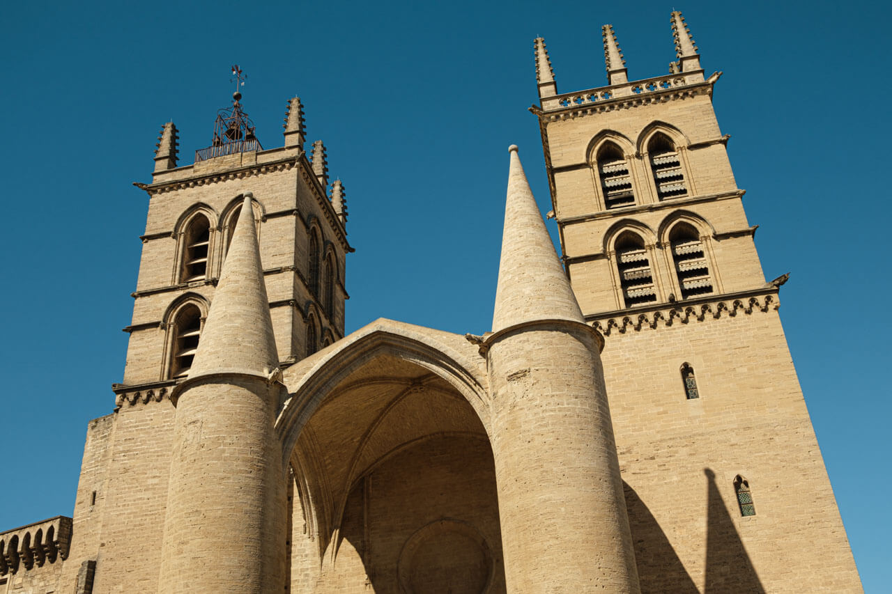 Kathedrale Saint Pierre mit Türmen Sprachkurs in Frankreich erleben