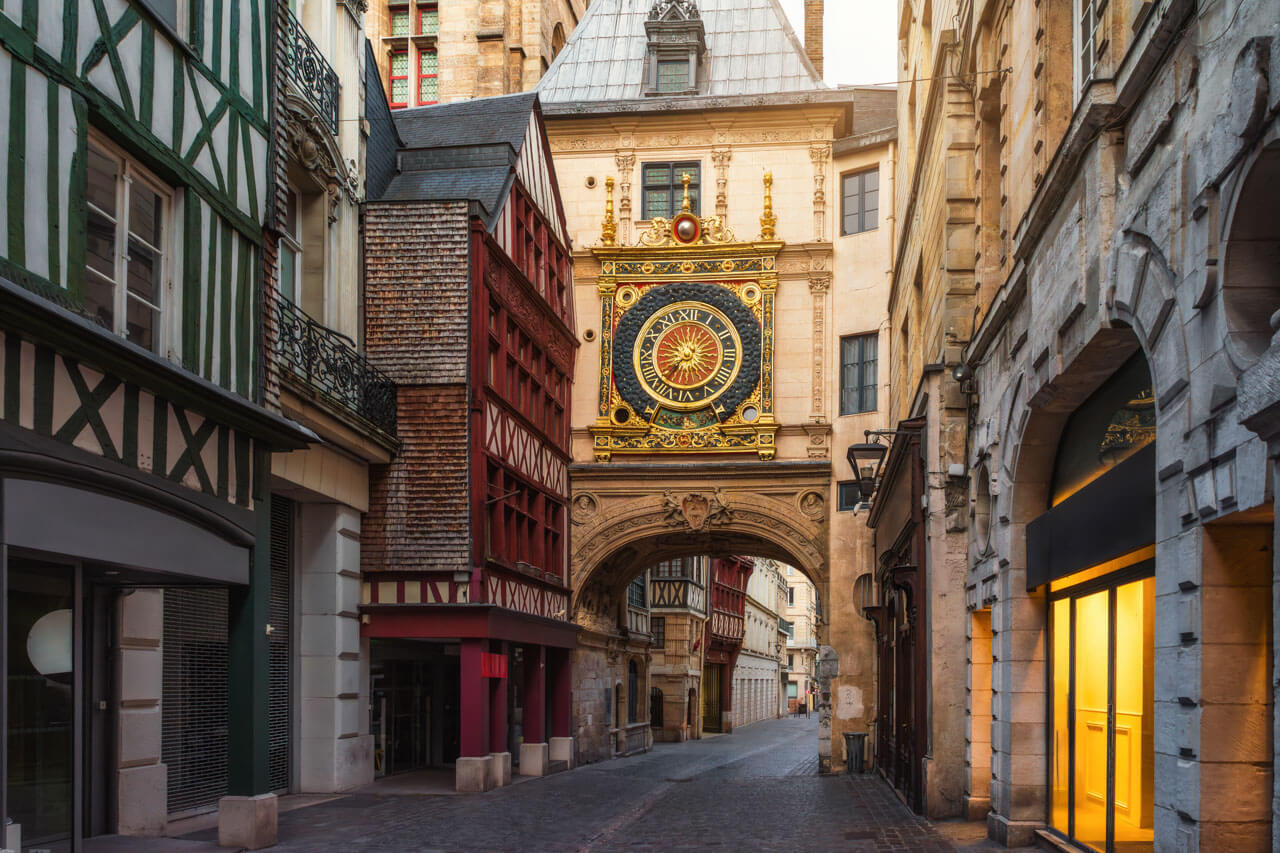 Mittelalterliche Gasse mit Gros Horloge Sprachreise mit Kultur erleben