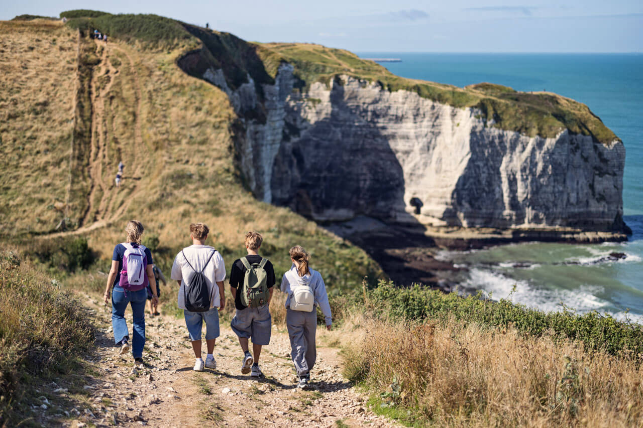 Jugendliche wandern an der Steilküste nahe Rouen Vokabeln anwenden beim Sprachkurs