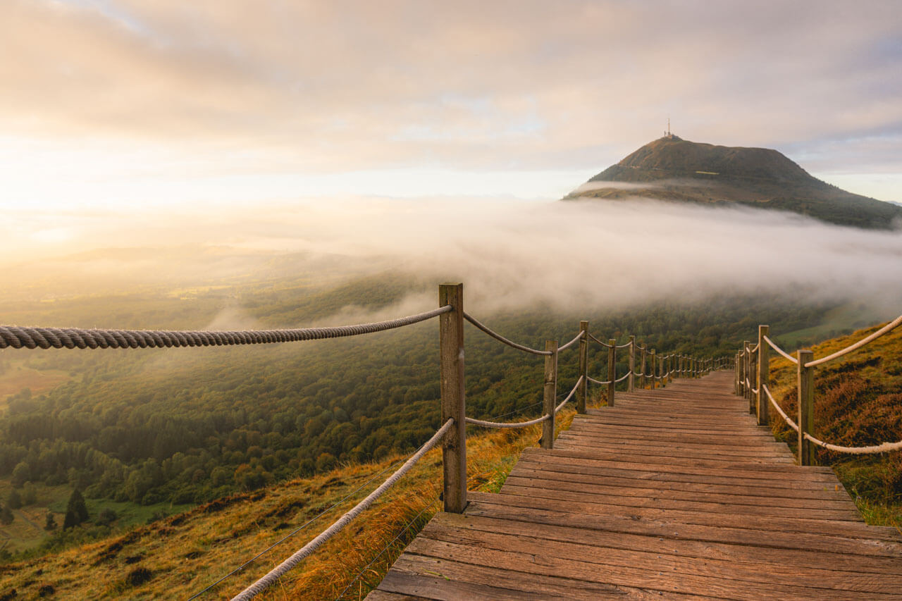 Holztreppe am Vulkan Puy de Pariou Vokabeln anwenden auf Sprachreise
