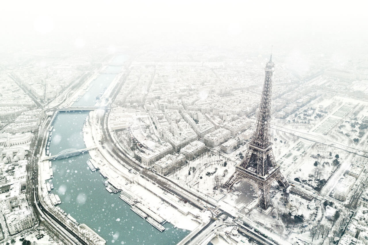 Eiffelturm im Schnee Luftaufnahme Paris Sprachkurs Französisch Hörverstehen üben in Metropole