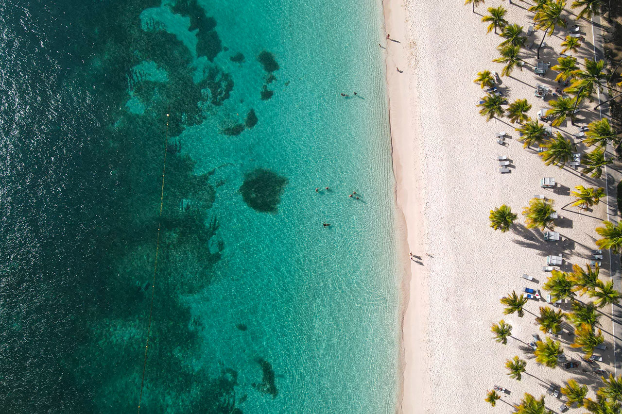 Türkisblaues Wasser mit weißem Strand Sprachkurs Französisch Konversation nach dem Unterricht