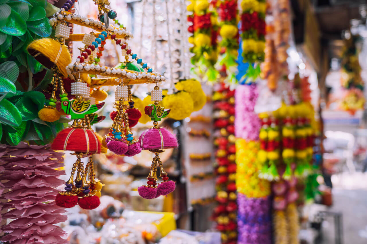 Bunte indische Dekorationen auf einem Markt Sprachkurs mit landestypischem Bezug