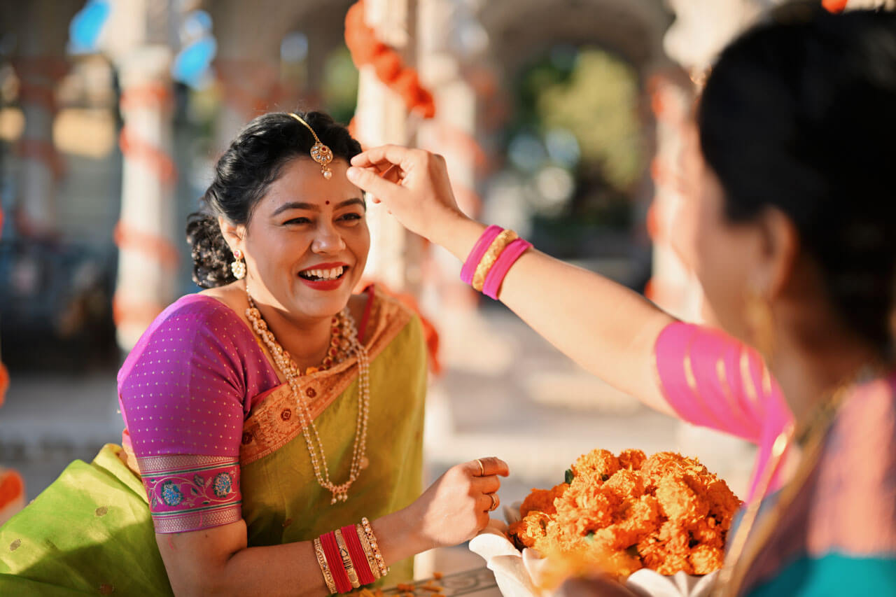 Indische Frauen mit traditionellem Schmuck bei einer Feier Sprachkurs mit kulturellem Austausch