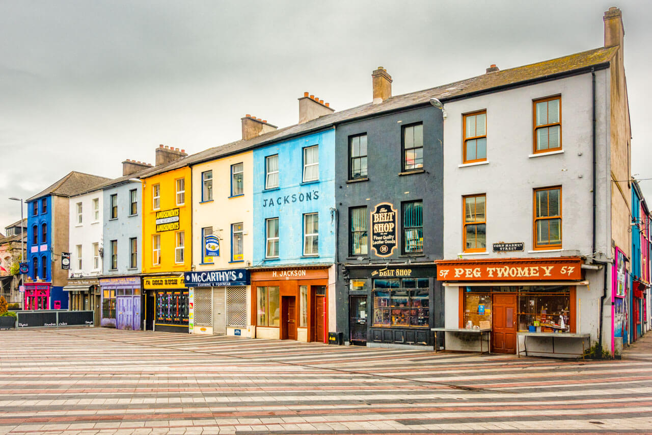 Bunte Hausfassaden an der Cornmarket Street in Cork Vokabeln im Alltag anwenden