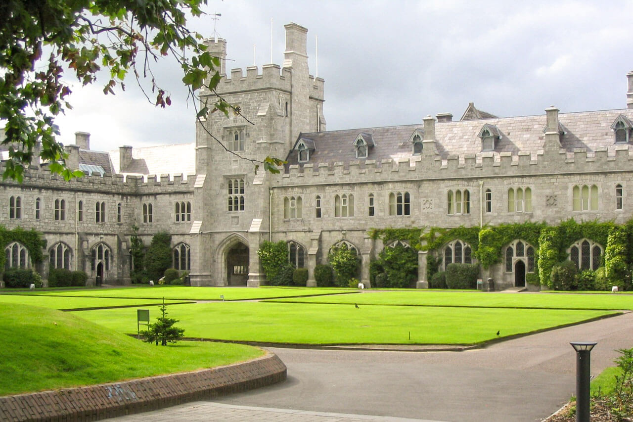 Quadrangle des University College Cork mit grüner Wiese Unterricht vor Ort im Englischkurs