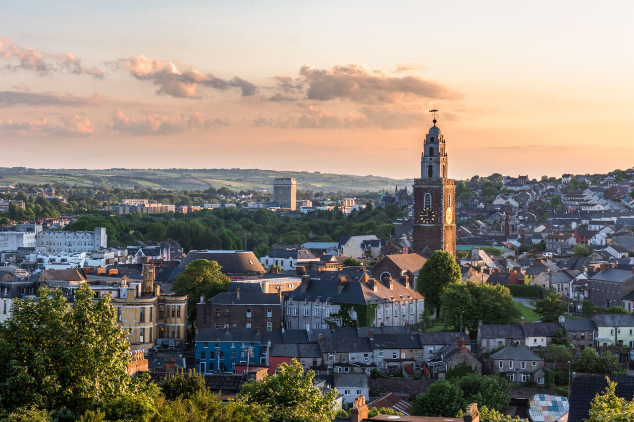 Skyline von Cork mit St Anne’s Church bei Sonnenuntergang Konversation üben nach dem Unterricht