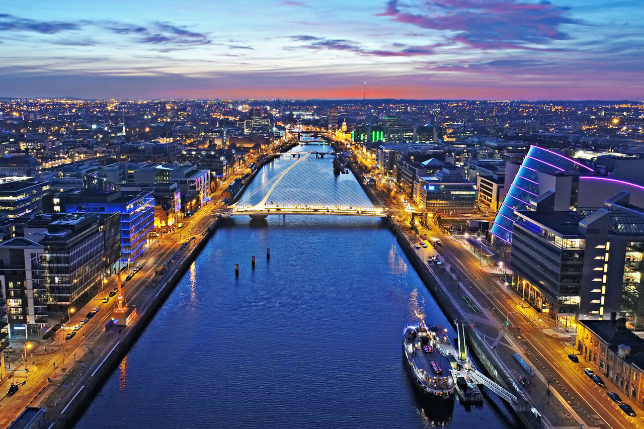 Luftaufnahme der Liffey in Dublin mit Samuel Beckett Bridge Abendkurs Vokabeln üben in der Stadt