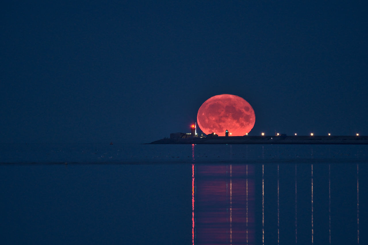 Blutmond über dem Hafen von Dún Laoghaire Hörverstehen üben am Meer