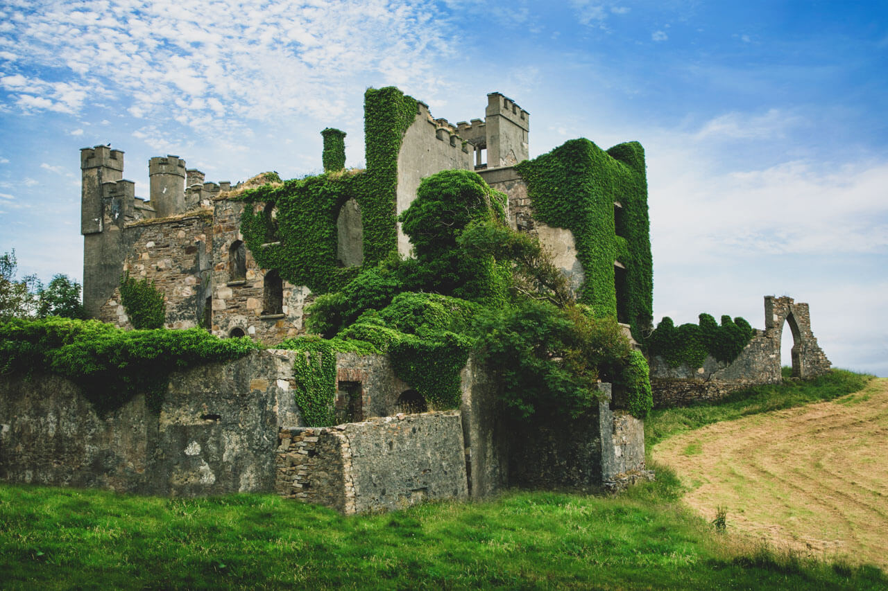 Efeubewachsene Ruine Clifden Castle bei Connemara Exkursion nach dem Unterricht Vokabeln anwenden