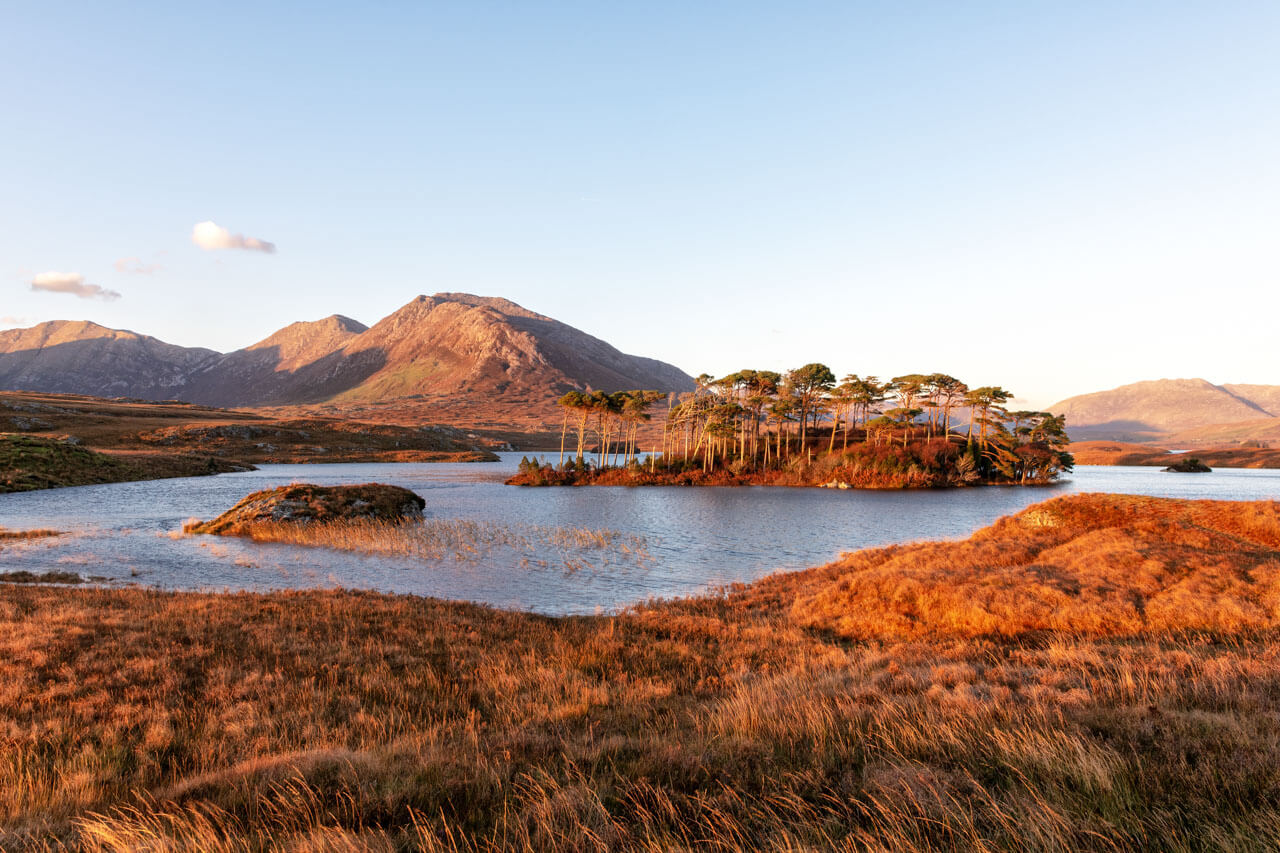 Pine Island im Derryclare Lough Connemara Landschaft erleben Grammatik trainieren im Kontext