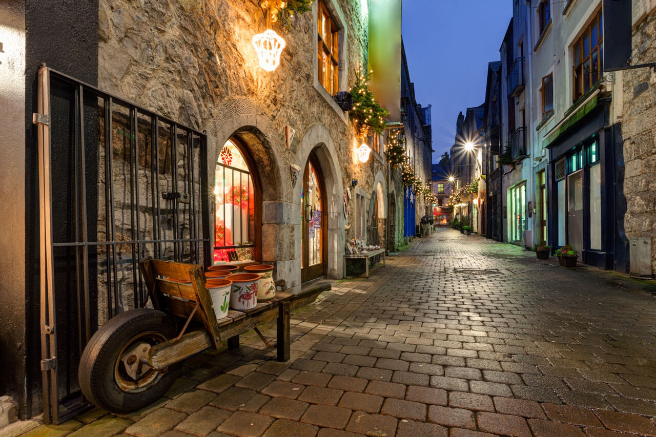 Abendliche Gasse im Latin Quarter von Galway Konversation üben nach dem Unterricht