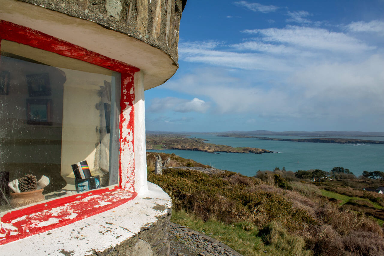 Fenster des kleinen Leuchtturms mit Blick über die Bucht von Schull Hörverstehen üben auf Exkursion