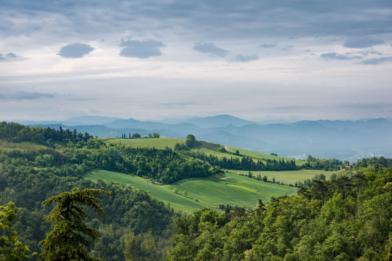 Panorama der grünen Hügel rund um Bagno di Romagna mit Blick in die Ferne