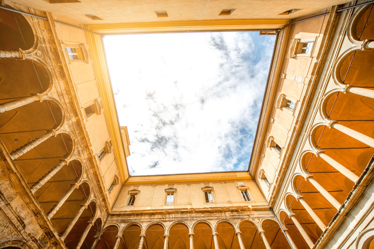Innenhof der alten Universität Bologna mit Blick in den Himmel, Sprachkurs Italienisch