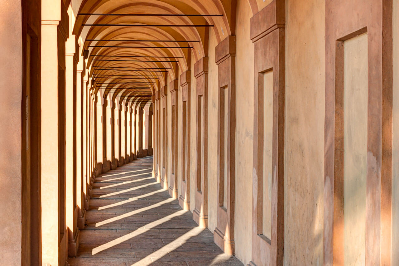 Endloser Arkadengang mit Licht und Schatten in Bologna, Italienisch lernen auf Sprachreise
