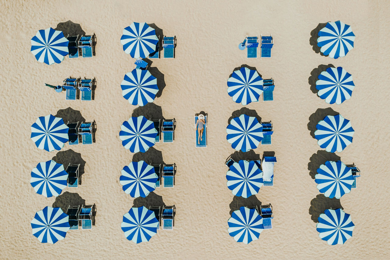 Strandliegen und Sonnenschirme in Lignano von oben – Sprachreise Italienisch mit Strandurlaub