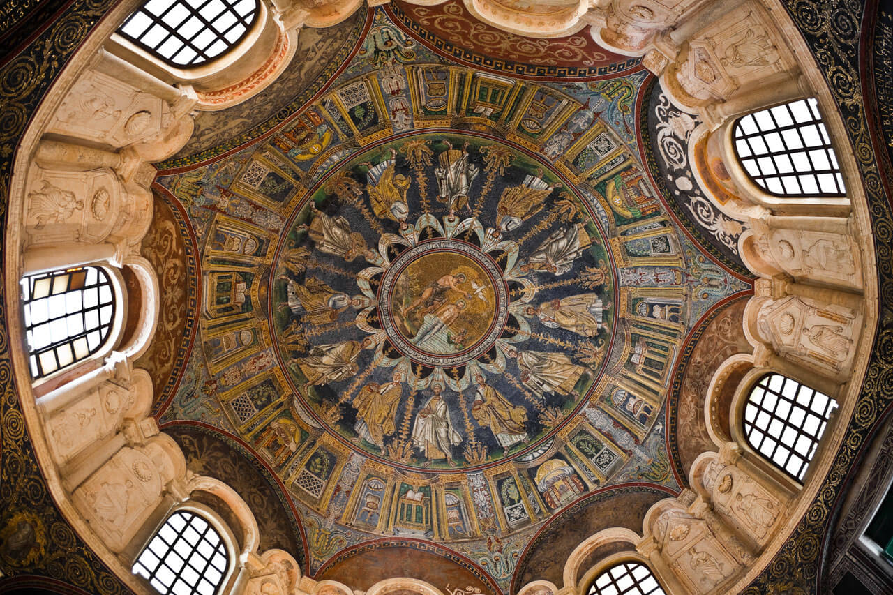 Reich verzierte Kirchenkuppel mit bunten Fresken Aussprache verbessern im Sprachkurs