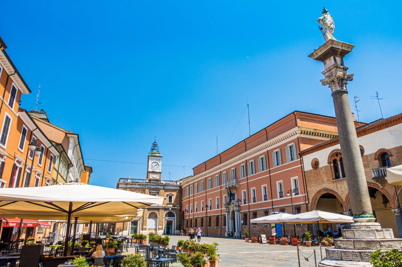 Historischer Platz mit Cafés und Uhrturm Vokabeln üben während der Sprachreise