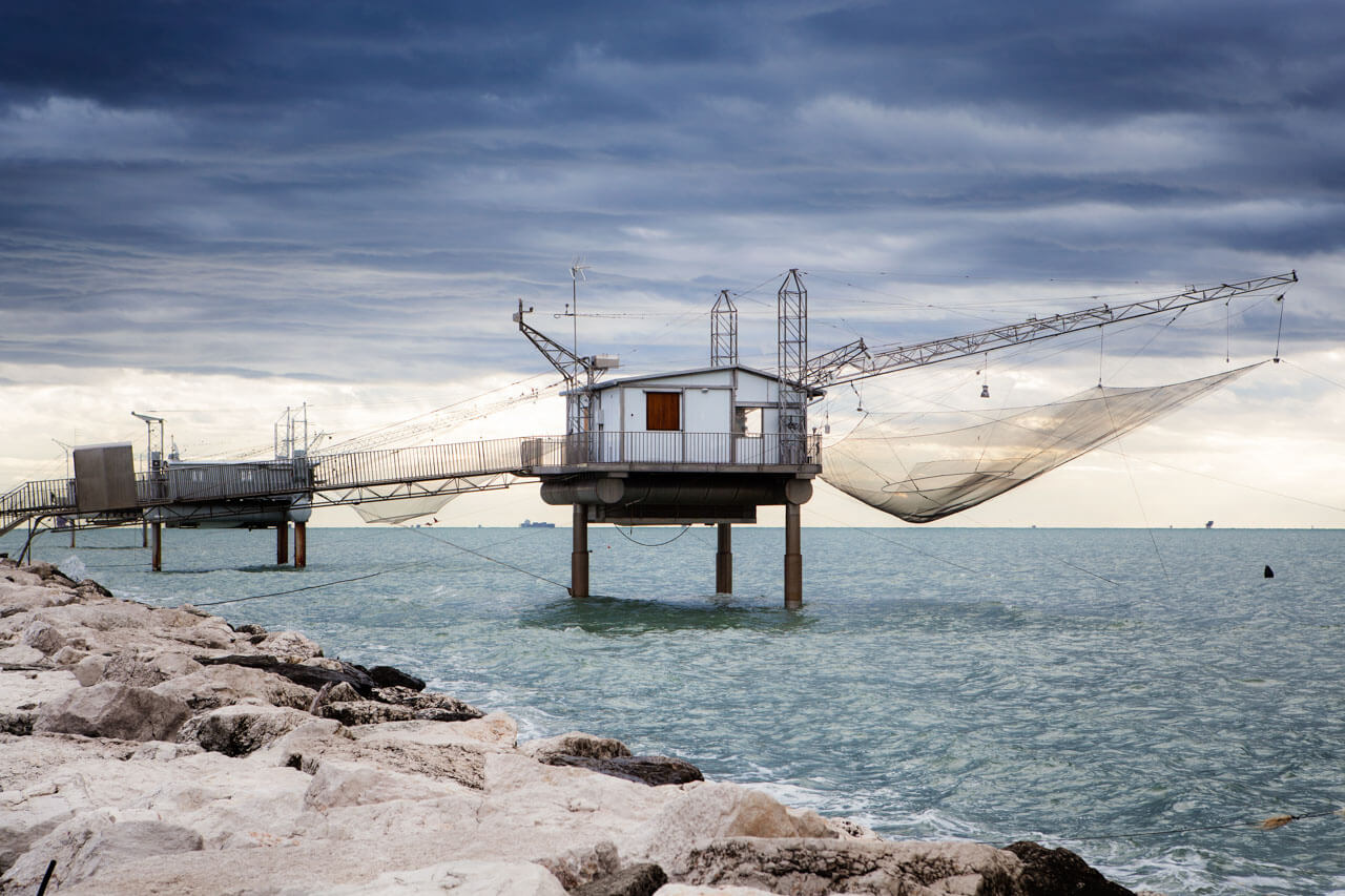 Fischerhaus auf Stelzen über dem Meer Exkursion erleben und Hörverstehen trainieren