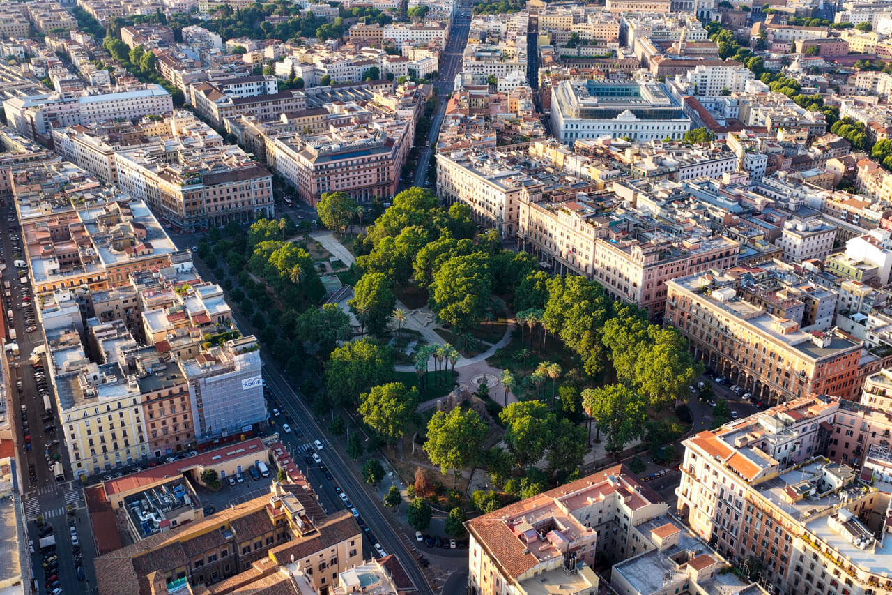 Luftaufnahme eines Platzes mit grünem Park Grammatik trainieren im Sprachkurs