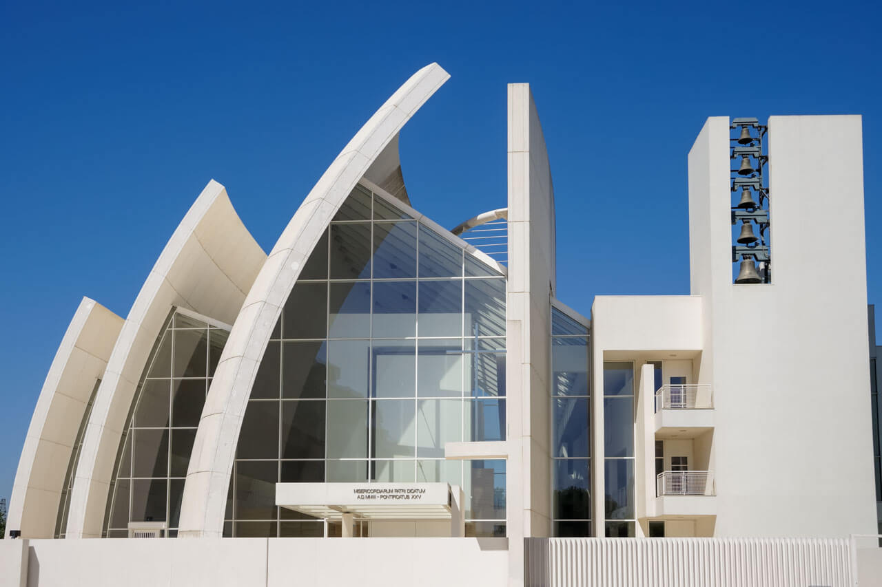 Moderne weiße Kirche mit Glasfassade Architektur bestaunen und Aussprache verbessern im Sprachkurs