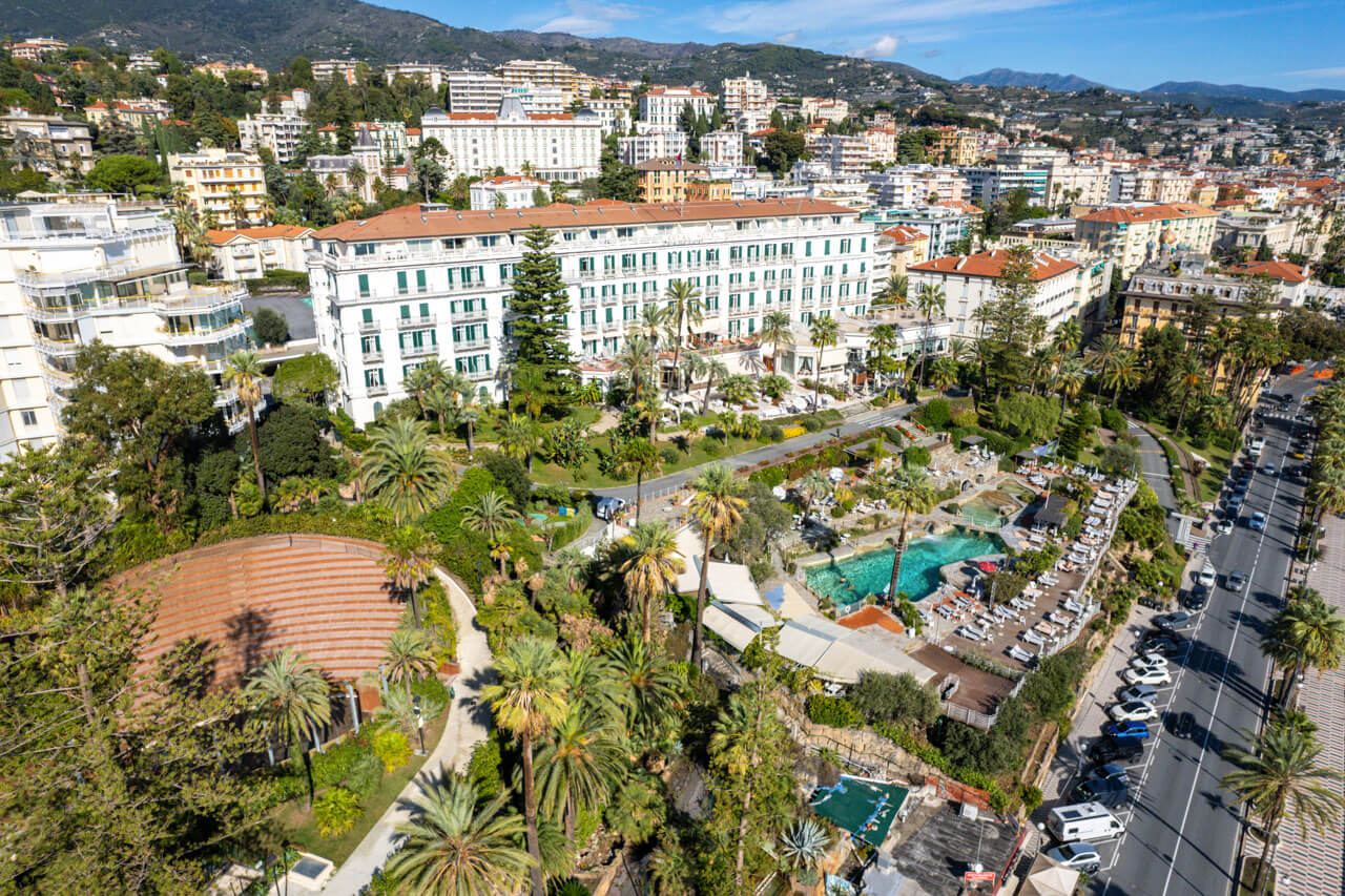 Sommerliche Promenade mit Hotelanlagen und Pool Vokabeln üben während des Sprachkurses