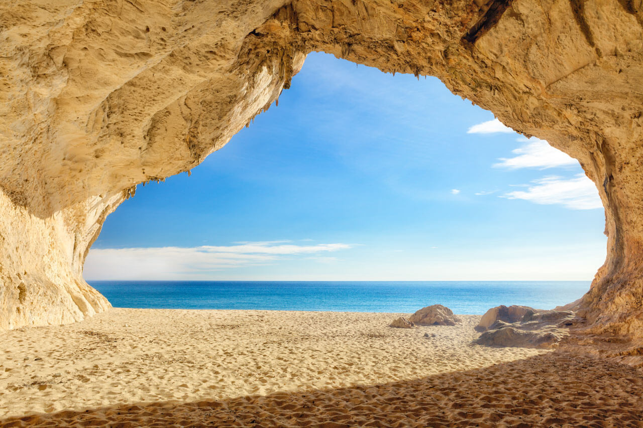 Blick aus einer Höhle auf Strand und Meer Aussprache verbessern während der Sprachreise