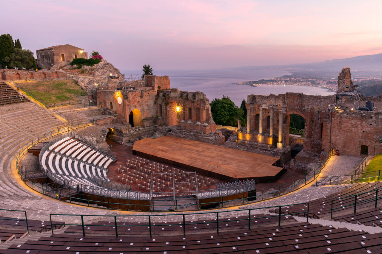 Antikes Amphitheater von Taormina mit Blick aufs Meer Aussprache verbessern während der Sprachreise