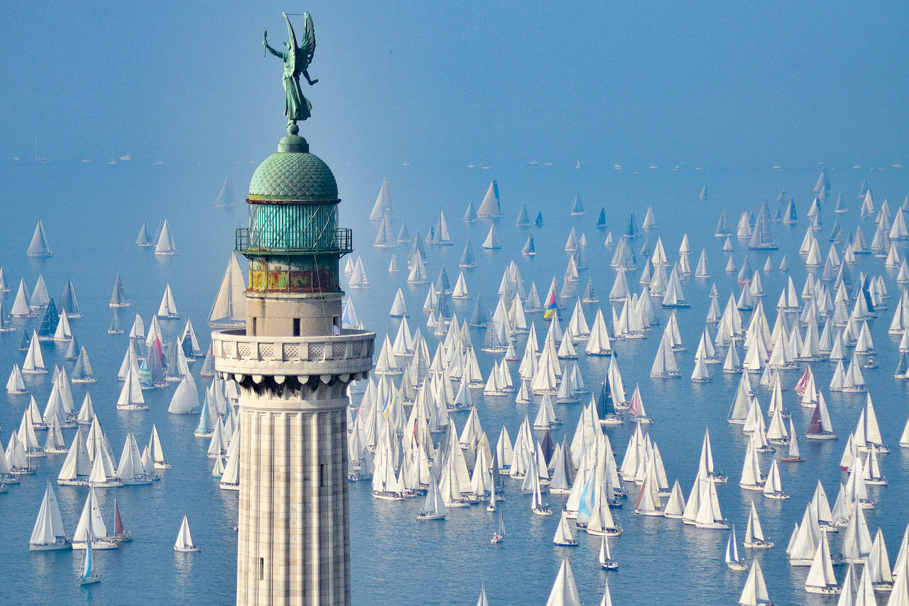 Segelregatta Barcolana in Triest mit zahlreichen Booten vor der Küste, besondere Kulisse für Sprachreisen und Italienisch lernen am Meer.
